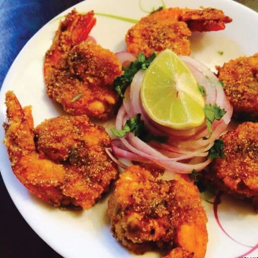 Fried prawns with onion rings and lime