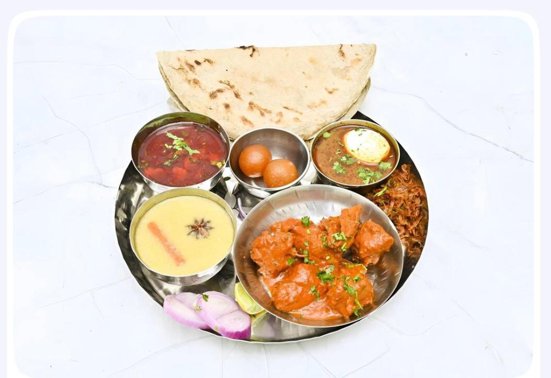 Chicken thali with rassa, kadhi and bhakri