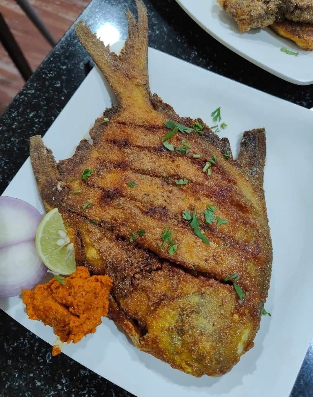 Crisp fried pomfret with onion, lime and chutney
